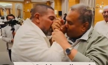 هانى فرحات يقبل يد محمد عبده