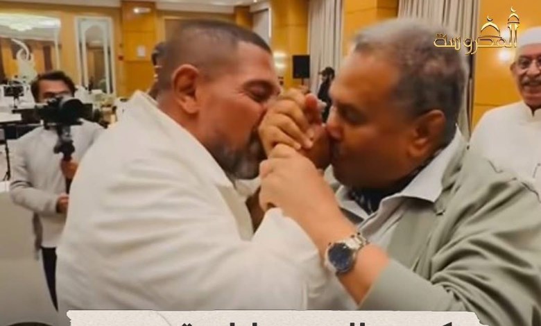 هانى فرحات يقبل يد محمد عبده