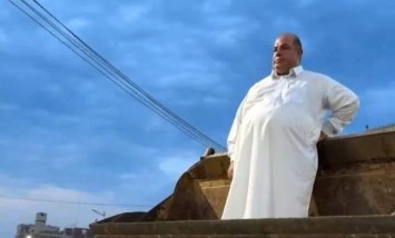 اللودر دخل السباق.. مرشح البرلمان يرفع شعاره من فوق الحديد