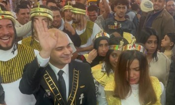 من المومياوات إلى صناديق الاقتراع.. مرشح بالدقهلية يثير الجدل بزي فرعوني
