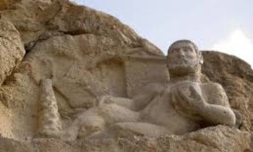 بعد 1700 عام.. تمثال هرقل الخشبي يخرج من الظلام في جزيرة إسبانية