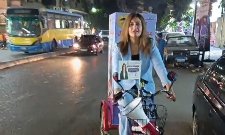 "على العجلة وبالميكروفون".. مرشحة برلمانية تتجول بشوارع شبرا