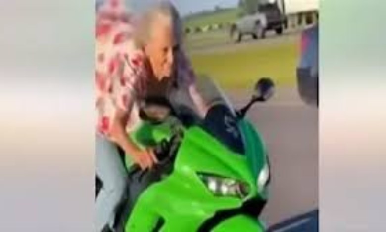سيدة مسنة تقود دراجة نارية و تثير جدلًا واسعًا على مواقع التواصل
