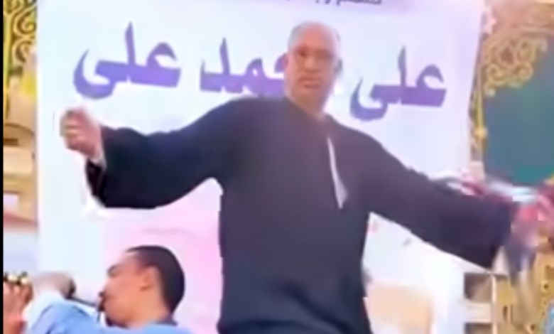 "رقص فوق العربية".. مرشح يقف على سقف سيارة وجمهوره يصفق له