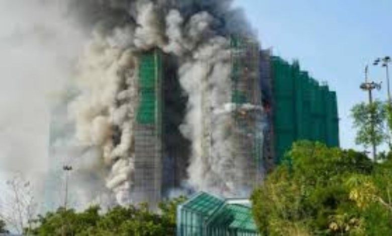 مأساة في هونغ كونغ.. حريق ضخم يودي بحياة 13 شخصًا في أبراج سكنية