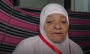 سيدة سبعينية في سقارة