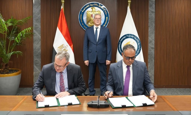 وزير البترول خلال توقيع الاتفاقية