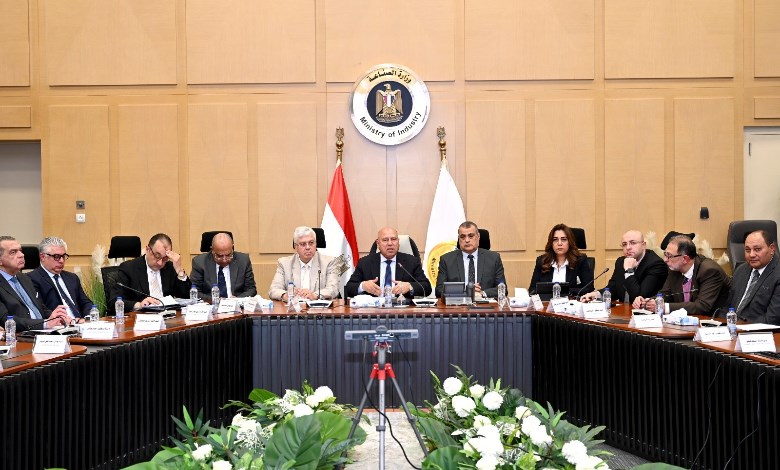 الوزير خلال الاجتماع