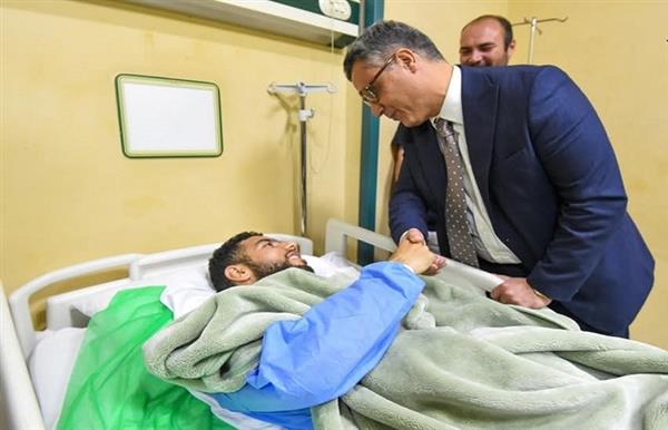 سفير الجزائر بالقاهرة يزور أحمد القندوسي
