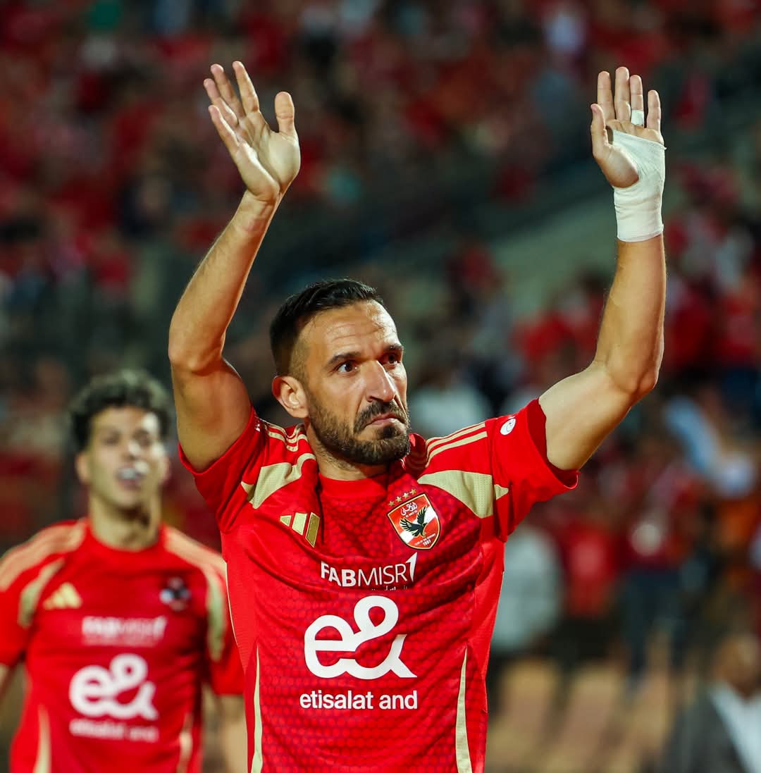 علي معلول لاعب الأهلي
