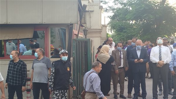 محافظ القاهرة يصل موقع حريق سنترال رمسيس