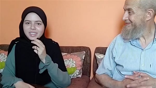 الطالبة سمية الكتامي الأولى على الثانوية
ووالدها
