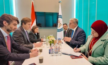 وزير البترول خلال اللقاء