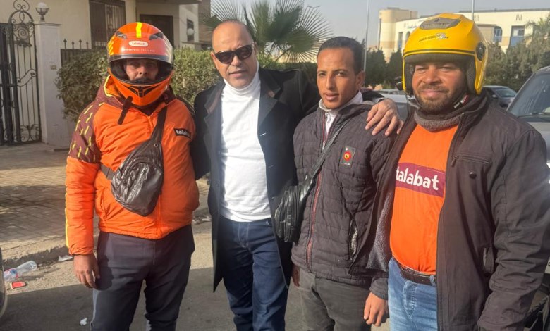 وزير العمل مع العمال