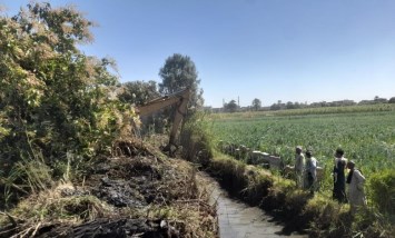 "الزراعة" تكثف أعمال تطهير المساقي بمحافظة الأقصر تزامناً مع موسم كسر القصب
