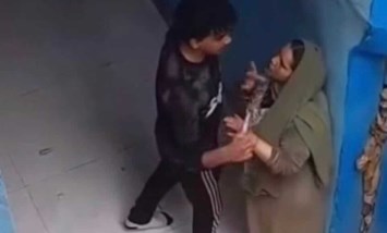 السيدة المعتدى عليها من نجلها بسلاح أبيض