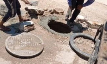 طفل يسقط فى بالوعة صرف