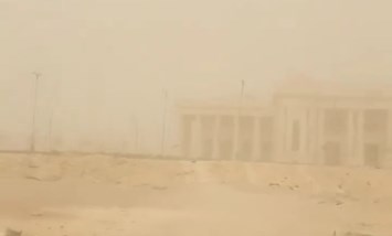 بالصور.. العاصفة الرملية تحجب رؤية أبراج العلمين
