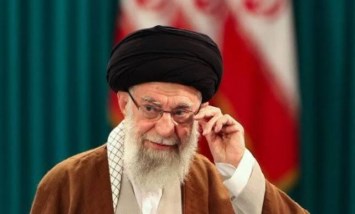 خامنئي يحذر: الولايات المتحدة قد تواجه ضربة لا تُنسى
