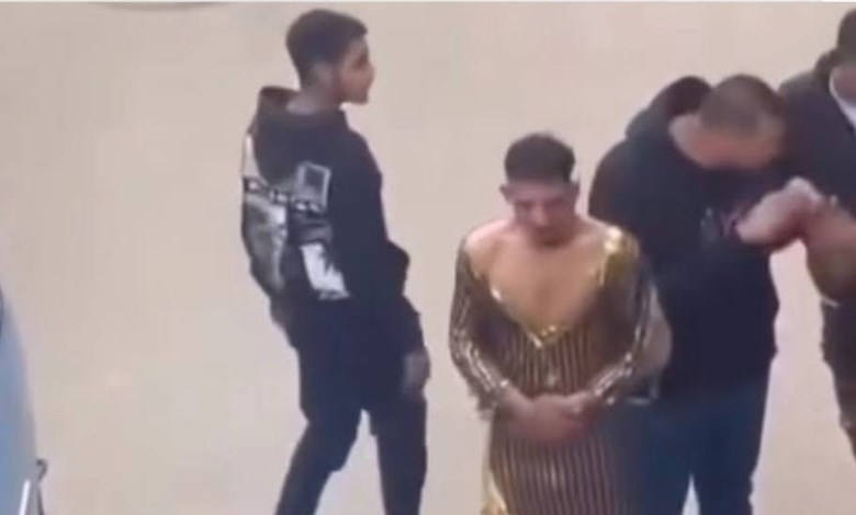 "مشهد لا يُصدق".. شاب يُجرد من ملابسه ويُرغم على ارتداء زي نسائي بالقليوبية