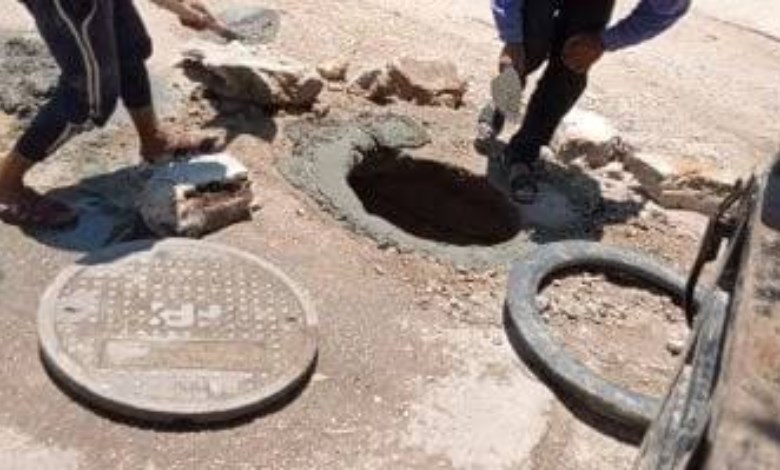طفل يسقط فى بالوعة صرف