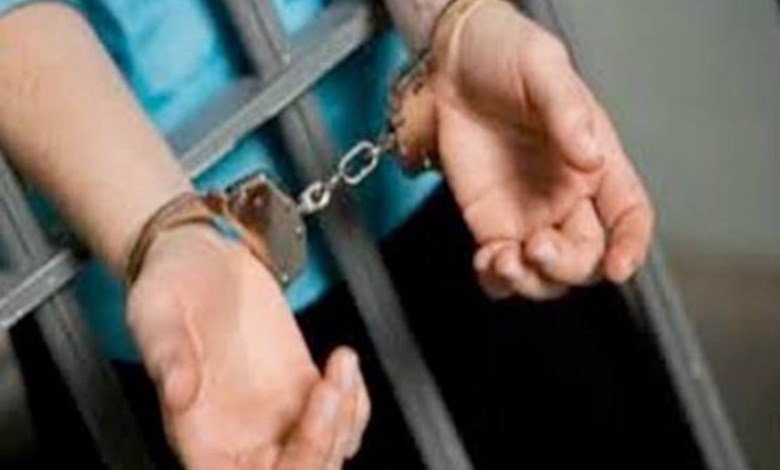 عقوبة المتهمين لاجبار شحص على ارتداء ملابس نسائية 