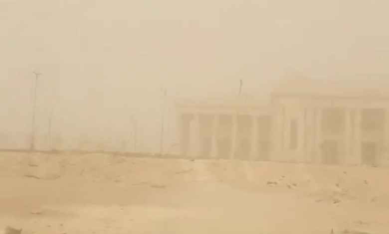 بالصور.. العاصفة الرملية تحجب رؤية أبراج العلمين
