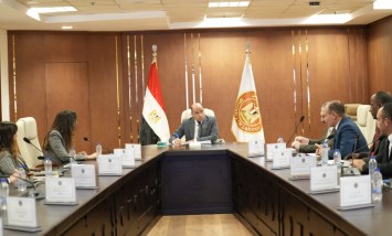 وزير العمل يعلن تعزيز حماية وسلامة عمال توصيل الطلبات