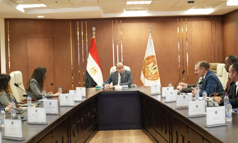 وزير العمل يعلن تعزيز حماية وسلامة عمال توصيل الطلبات