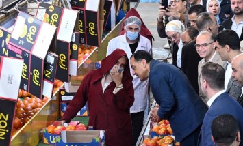 رئيس الوزراء خلال جولته