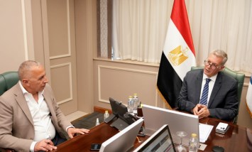 وزير البترول خلال اللقاء 