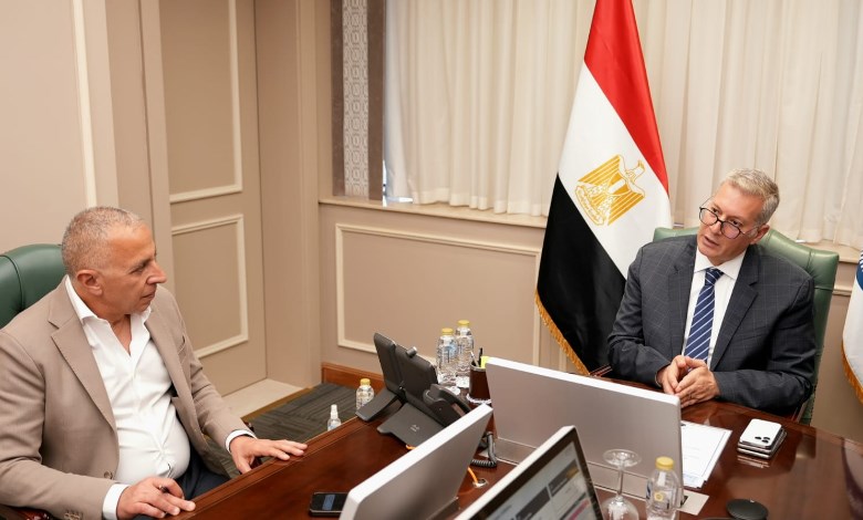 وزير البترول خلال اللقاء 