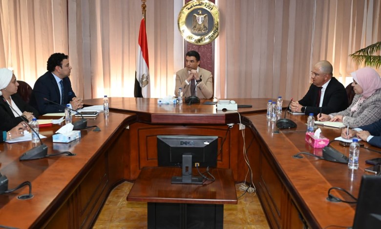 وزير الصناعة يطلق خطة للنهوض بالحرف اليدوية المصرية وزيادة تنافسيتها عالميًا