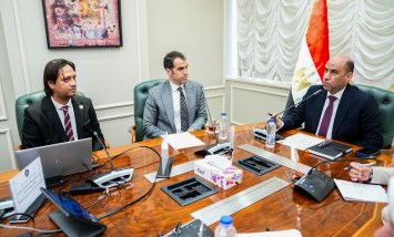 وزير العمل مع مسئولى شركة جيد تكستايل