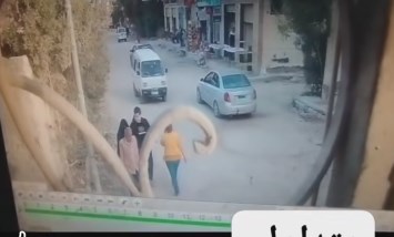 لحظة خطف ودهس مسن في وضح النهار بالعجمي.. فيديو