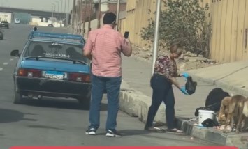 «تصوير سينمائي وتجارة وليس خالص لله».. صانع محتوى يكشف حقيقة إطعام الكلاب