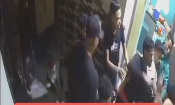 سيدة تستعين بـ «بلطجية» لضرب زوجها أمام أبنه وأمه.. فيديو صادم