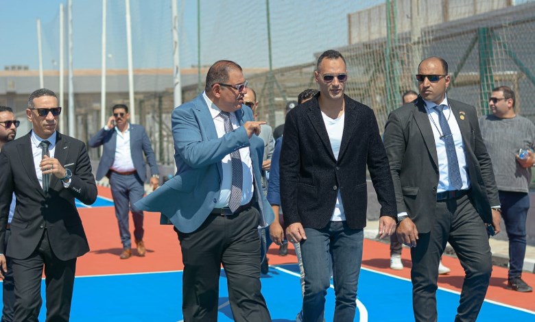المهندس بسام فضل رئيس جهاز المدينة وعدد من المسئولين بوزارتي الشباب والرياضة والإسكان