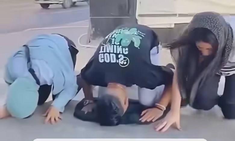 «مشهد أثار الغضب».. فيديو متداول لشاب وفتاتين أثناء تمثيل الصلاة في الشارع يفجر موجة انتقادات واسعة