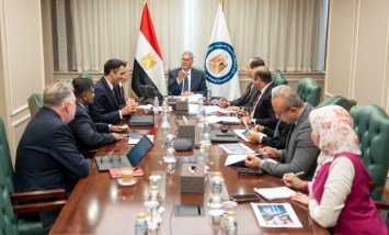 وزير البترول خلال اللقاء