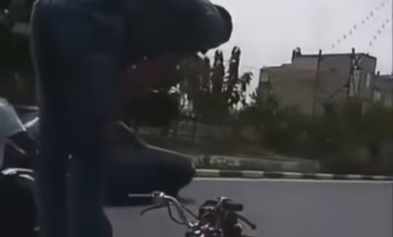 «فاتته صلاة العصر قبل ما يخرج؟».. شاب يؤدي الصلاة علي موتوسيكل علي الطريق | فيديو 