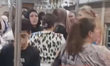 مشادة داخل المترو تنتهي باعتداء مثير.. وفيديو يوثق التفاصيل