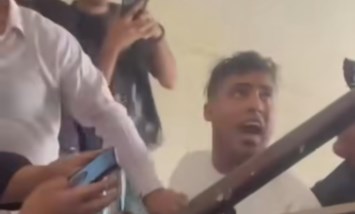 ضرب كروان مشاكل أثناء دخوله الامتحان.. فيديو