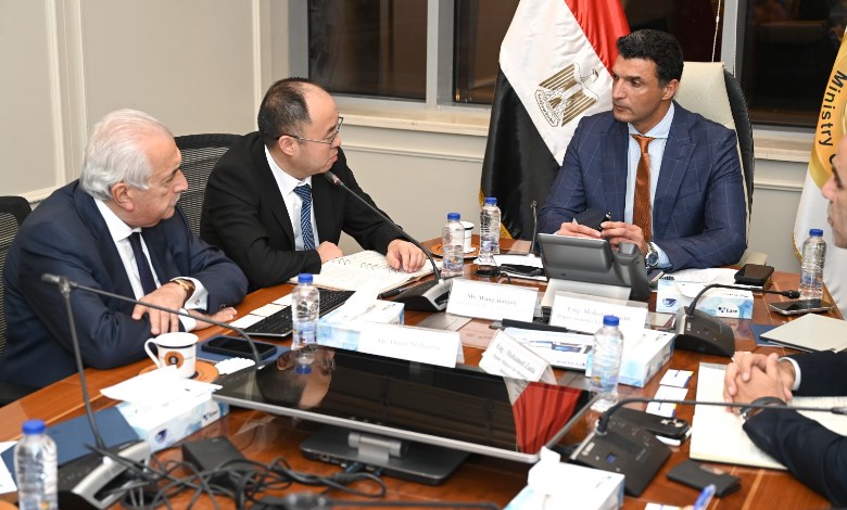 المهندس خالد هاشم، وزير الصناعة اجتماعاً موسعاً مع ممثلي الشركة الصينية