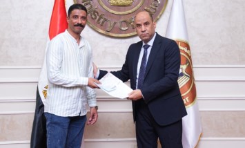 وزير العمل يسلّم عقود عمل جديدة لشباب مصريين للعمل في لبنان