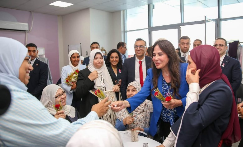المهندسة راندة المنشاوي  تجرى حواراً مع عددٍ من السيدات وتطلع على منتجاتهم اليدوية 