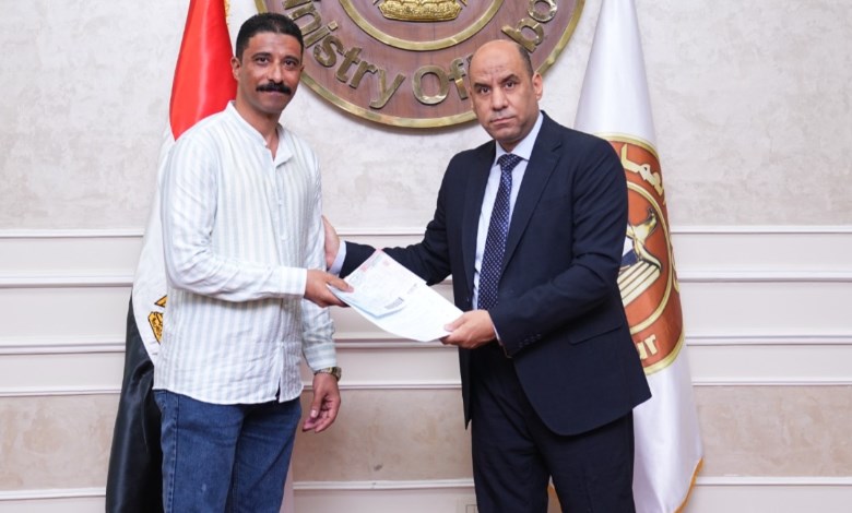 وزير العمل يسلّم عقود عمل جديدة لشباب مصريين للعمل في لبنان